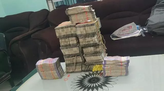 चुनाव वाले ओडिशा में पुलिस ने कार से 55 लाख रुपये जब्त किए
