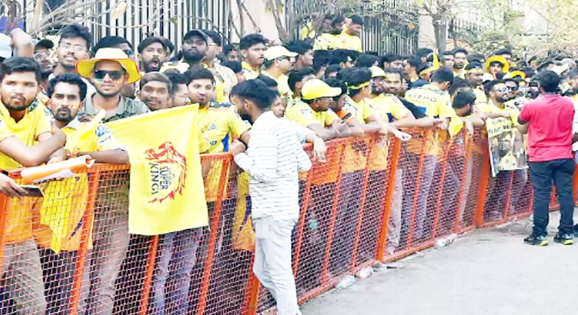 हैदराबाद: उप्पल स्टेडियम के बाहर दर्शकों ने बैरिकेड तोड़ दिए