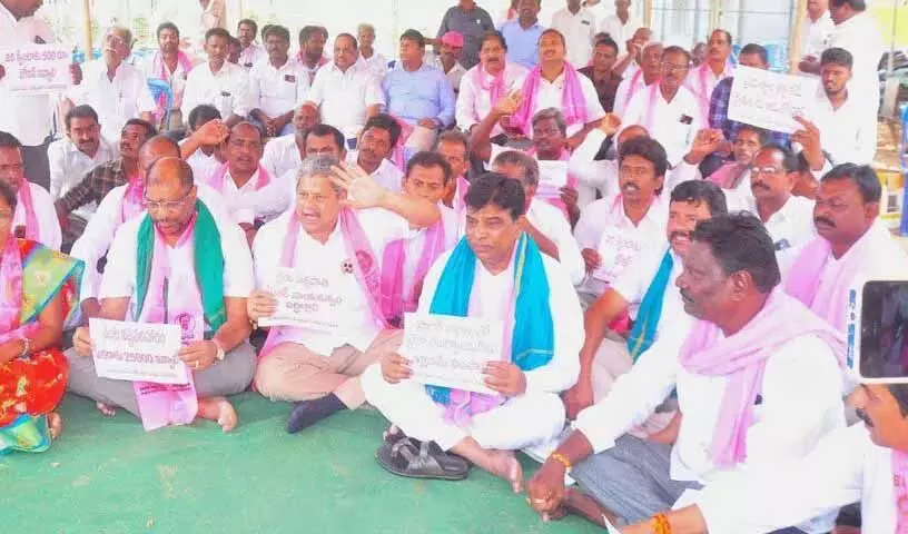 बीआरएस कार्यकर्ताओं ने खम्मम में रायथु दीक्षा का आयोजन किया