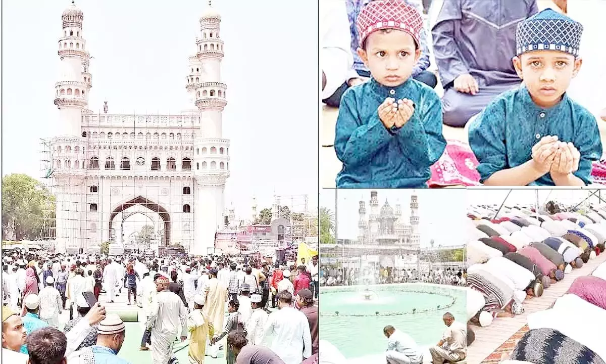 मक्का मस्जिद में जुम्मा-तुल-विदा की नमाज के लिए मुसलमान इकट्ठा हुए