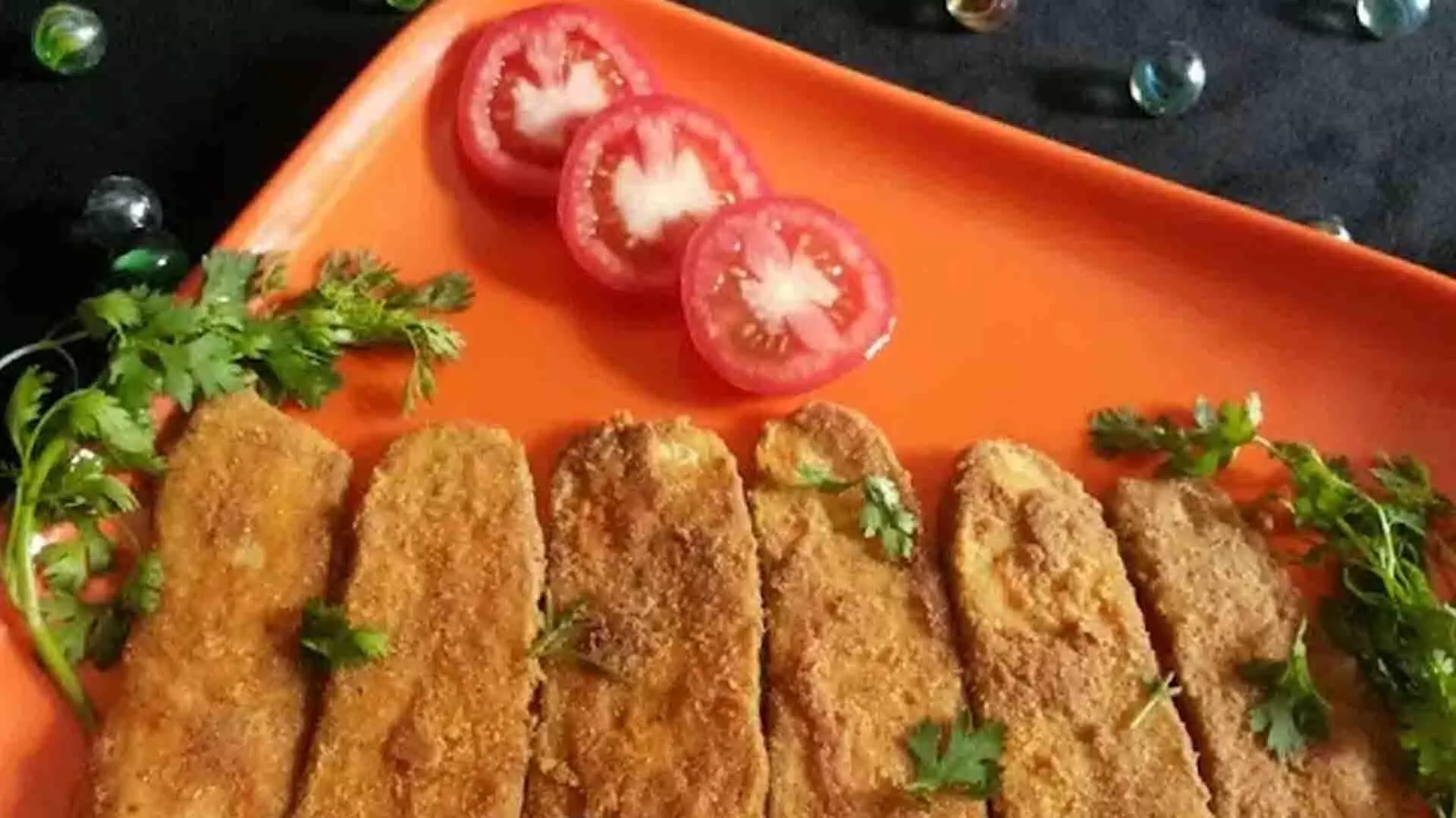 लोकप्रिय भारतीय साइड डिश कच्या केलिचे काप