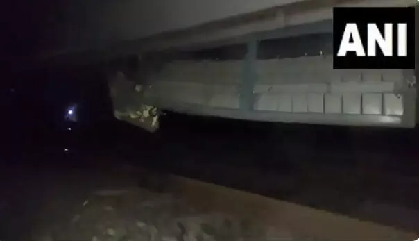 बंद रेलवे क्रॉसिंग को तोड़ते हुए ट्रेन से टकराई कार, वीडियो