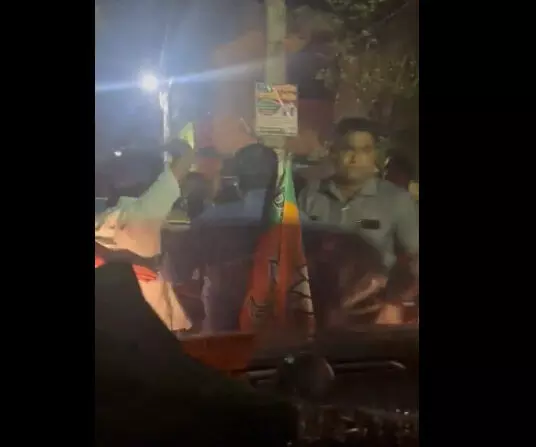 धार्मिक समारोह में पहुंची महिला प्रत्याशी बाल-बाल बची, हमले का वीडियो आया सामने