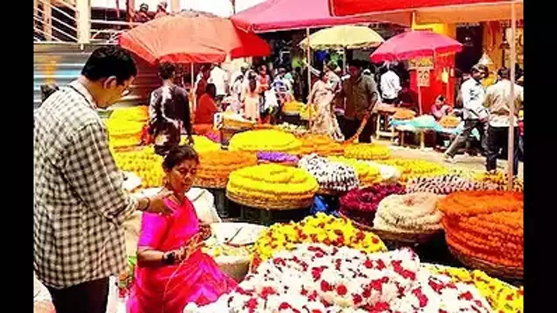 बेंगलुरु में फूल की कमी , जिससे  त्योहार समारोह फूल  खरीदने के लिए संघर्ष करना पड़ रहा