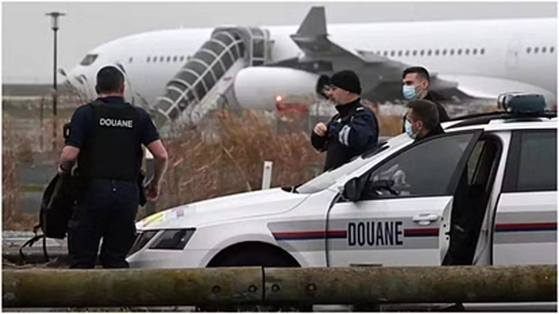 पेरिस-मुंबई उड़ान में धूम्रपान, करने के आरोप में फ्रांसीसी को गिरफ्तार किया गया