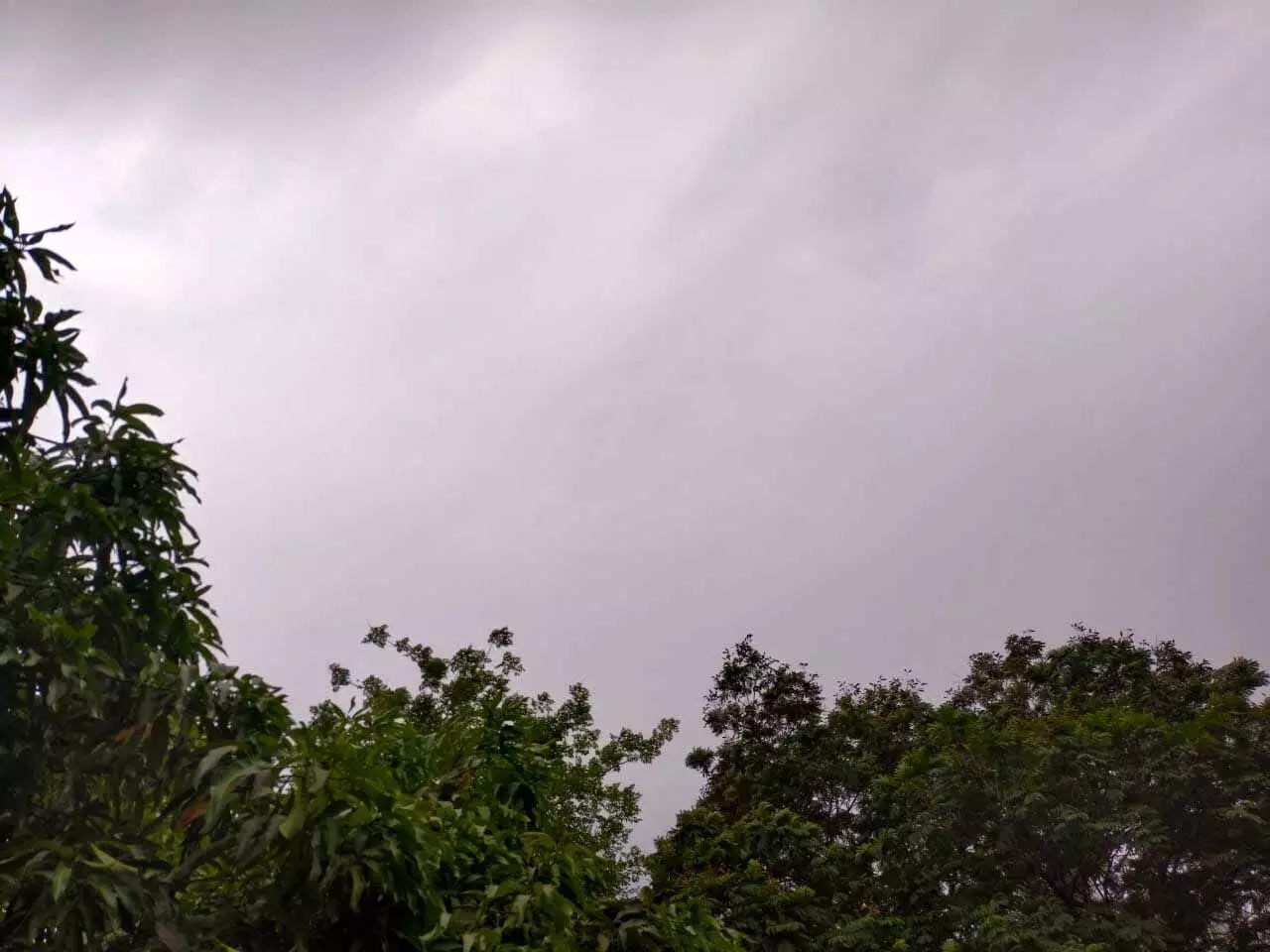रायपुर में मौसम बदला, काले बादल छाए