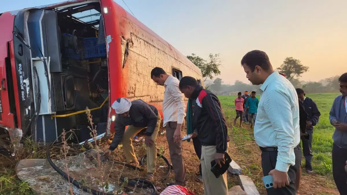 कर्नाटक में दर्दनक हादसा, बस पलटने से चार की मौत, 30 घायल