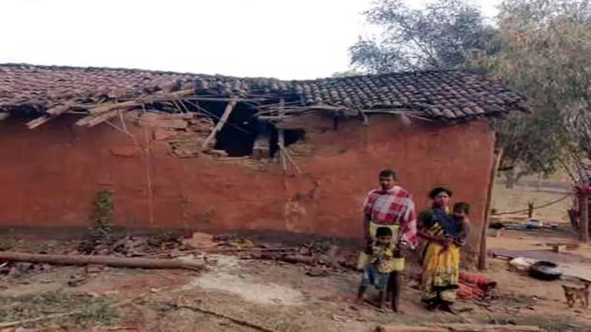 Chakradharpur : जंगली हाथी ने एक घर किया क्षतिग्रस्त