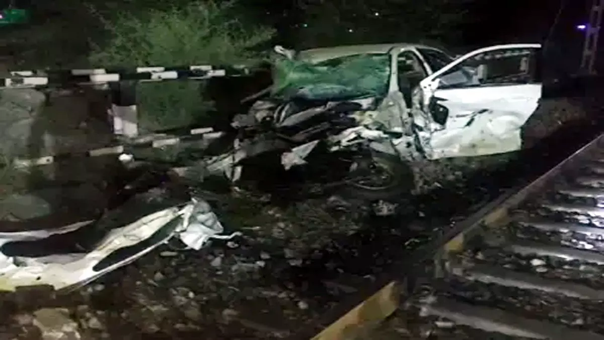 रेलवे फाटक तोड़ ट्रेन से टकराई कार, युवक की मौत और एक घायल
