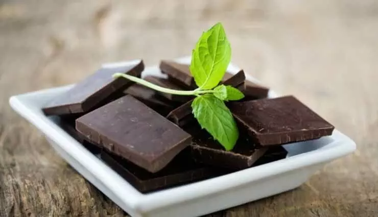 प्राकृतिक चमकदार त्वचा पाने के लिए DIY चॉकलेट और पुदीना फेस स्क्रब