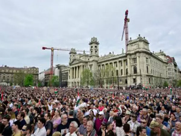 बुडापेस्ट में हजारों लोगों ने हंगरी के प्रधानमंत्री विक्टर ओर्बन के खिलाफ प्रदर्शन किया