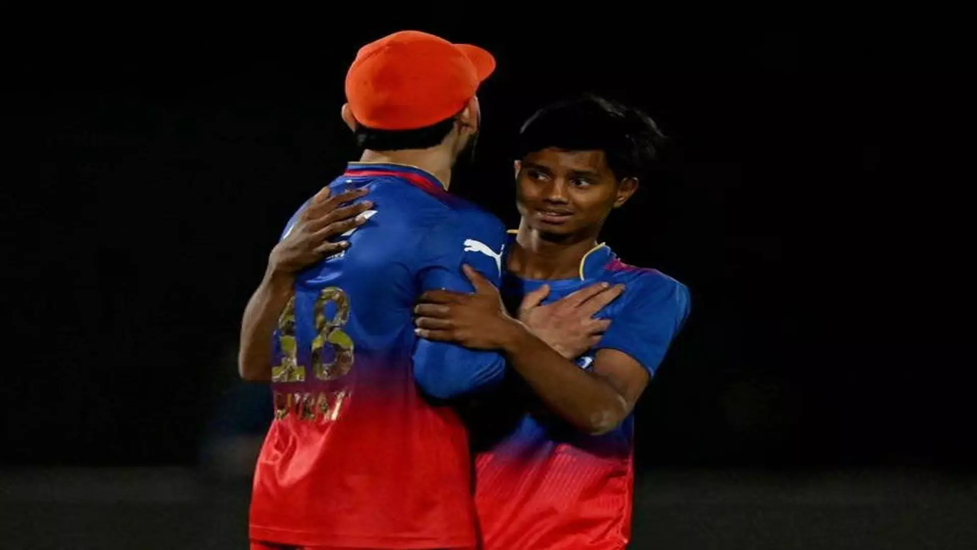 मैच के दौरान विराट कोहली को गले लगाने के लिए पिच पर दौड़ा युवा फैन, वीडियो