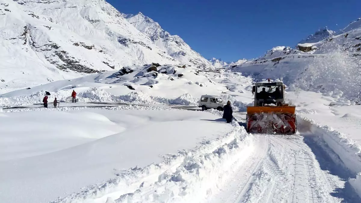 Weather : अप्रैल के पहले सप्ताह में भी बर्फबारी का दौर जारी