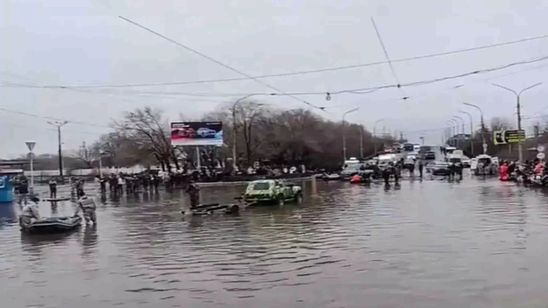 रूस के ओर्स्क में जल स्तर गंभीर, बांध टूटने के बाद और बाढ़ की आशंका