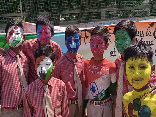 लोकसभा चुनाव: मोरादाबाद में मतदाताओं की भागीदारी को प्रेरित करने के लिए स्कूली छात्रों ने रेत कला, पेंटिंग बनाई