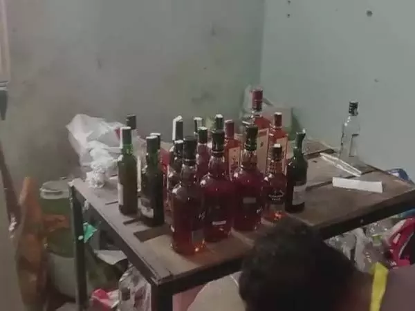 नकली शराब फैक्ट्री का भंडाफोड़, 5 लोग हिरासत में