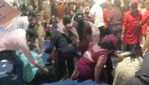 पीएम मोदी के रोड़ शो के दौरान हादसा, भीड़ से भरा मंच टूटा