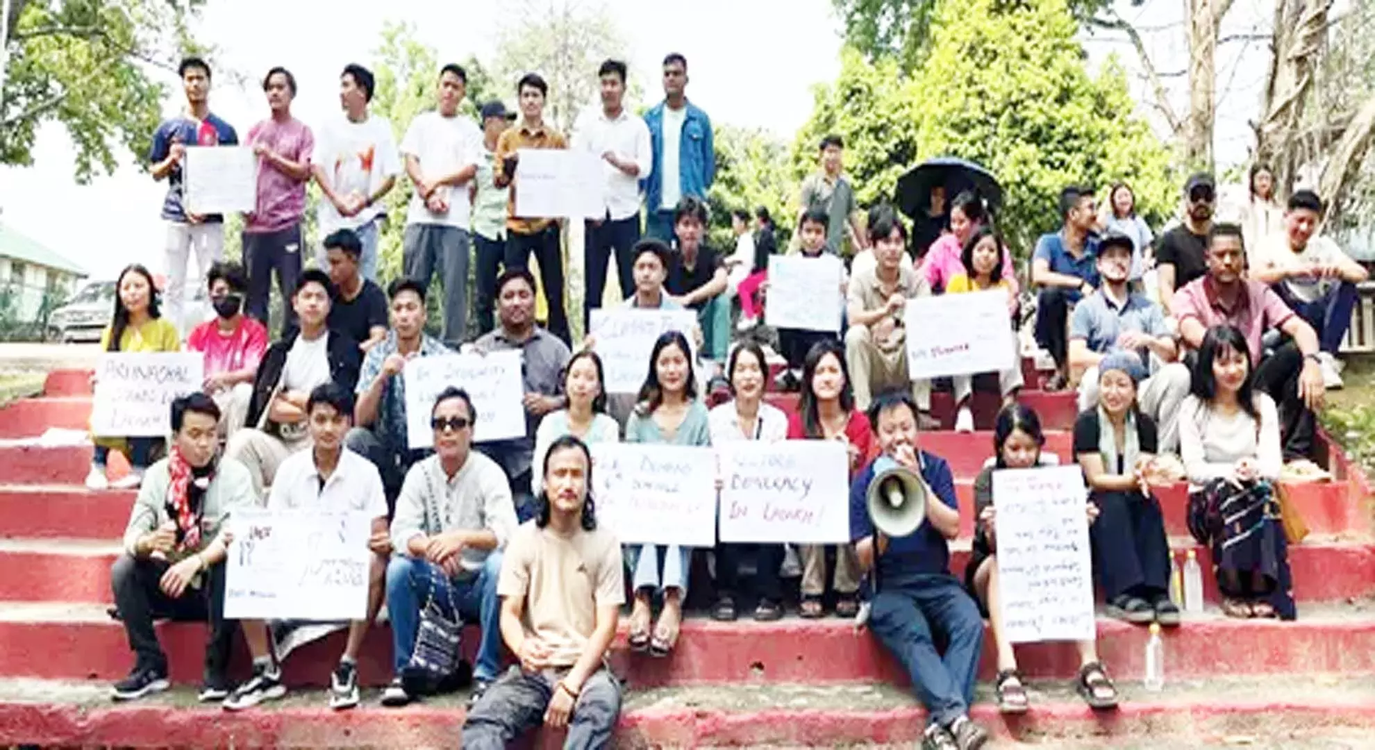 आरजीयू के छात्रों ने लद्दाखियों के समर्थन में धरना दिया
