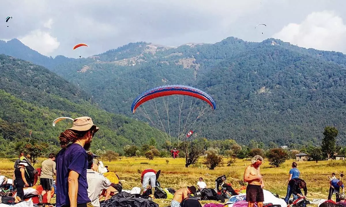 बीर पैराग्लाइडिंग दुर्घटना में सेवानिवृत्त वायुसेना अधिकारी की पत्नी की मौत