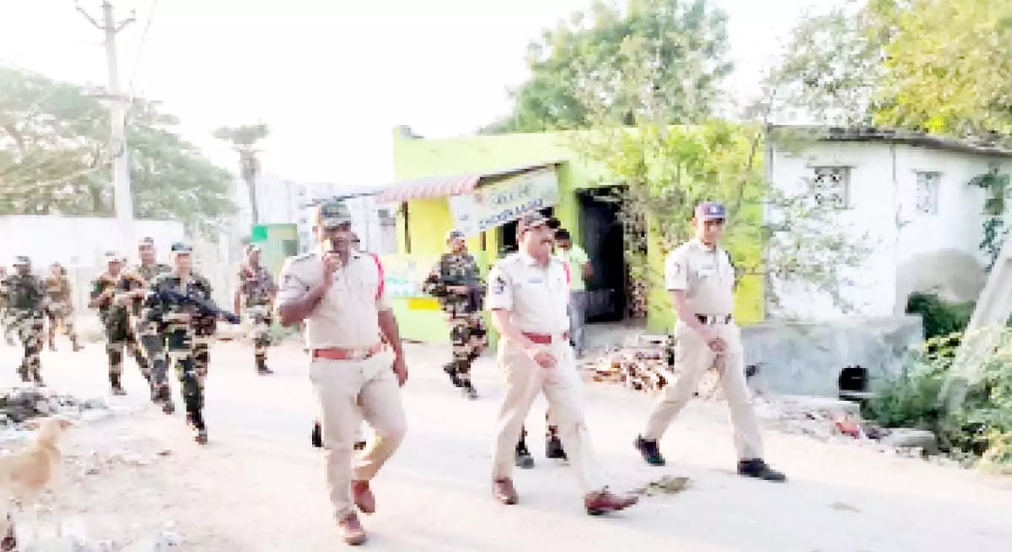 बीएसएफ जवानों और पुलिस ने तिरूपति में फ्लैग मार्च किया