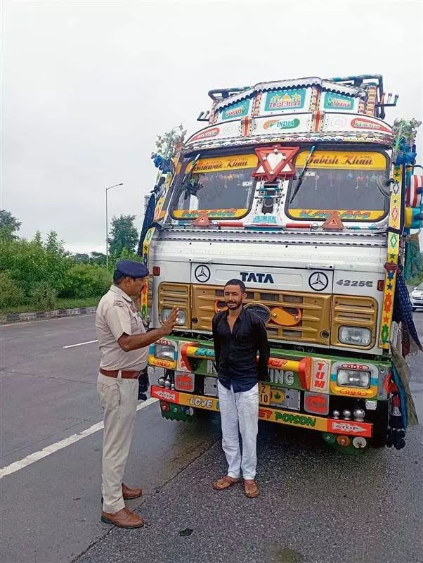 लेन ड्राइविंग नियमों का उल्लंघन करने पर पहली बार 5 एफआईआर