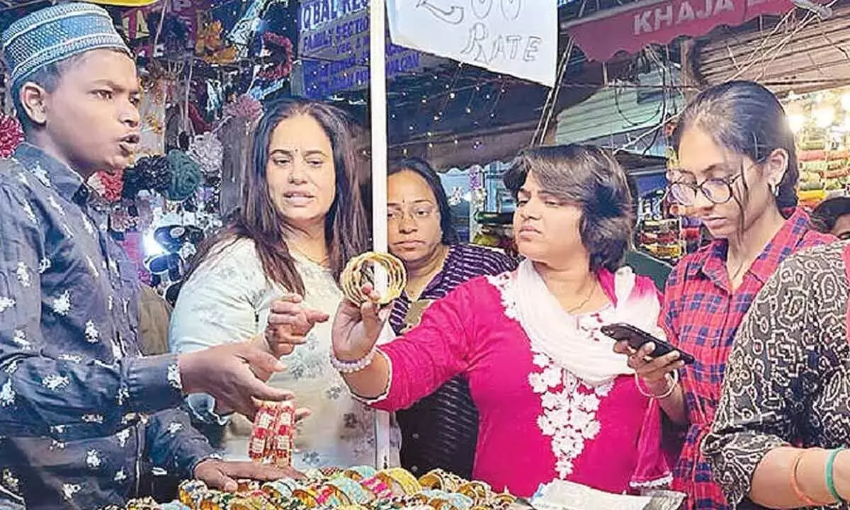 शहर के बाज़ारों में आखिरी मिनट में ईद की खरीदारी का उत्साह चरम पर