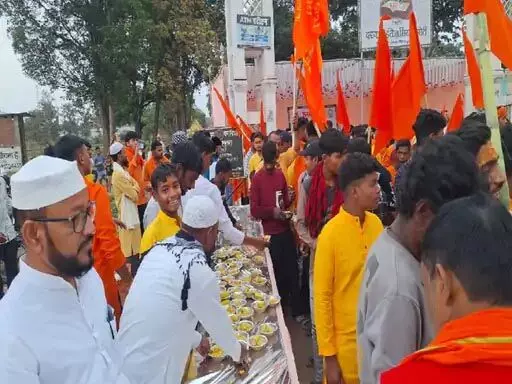 रोजेदारों ने पेश की मिसाल, शोभायात्रा पर निकले हिंदू संगठन के पदाधिकारी-कार्यकर्ताओं को पिलाया पेयजल