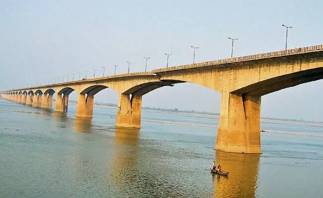 आवागमन को सुलभ बनाने के लिए गांधी सेतु के समानांतर नया पुल अगले वर्ष होगा तैयार