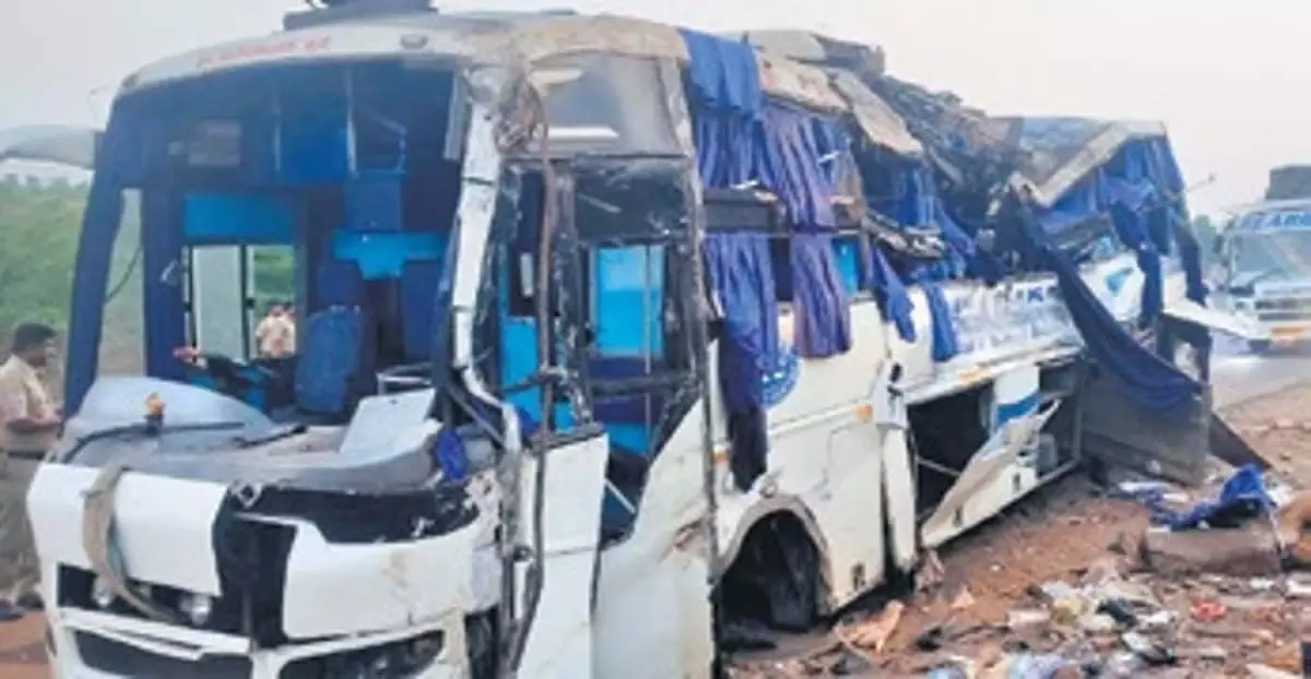 कर्नाटक के चित्रदुर्ग जिले में बस पलटने से तीन की मौत, 33 घायल