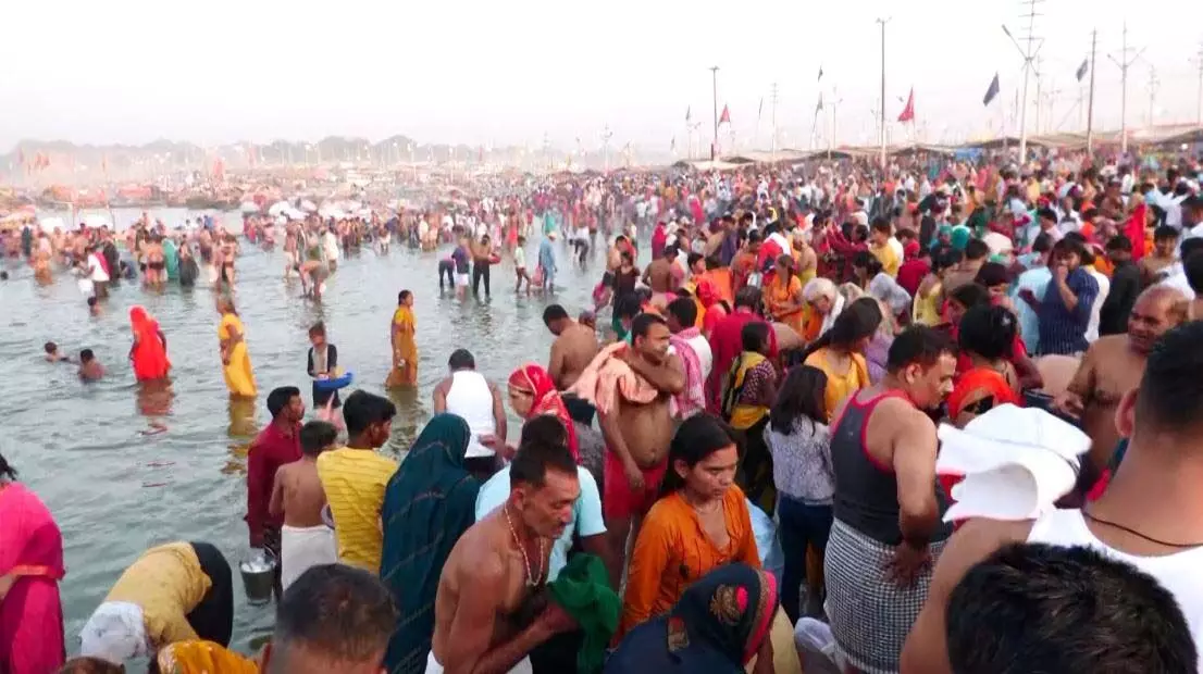 श्रद्धालुओं ने प्रयागराज में गंगा नदी के तट पर सोमवती अमावस्या मनाई, लगाई पवित्र डुबकी