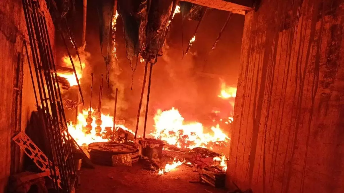 राजपुत छात्रावास परिसर स्थित कबाड़ गोदाम में आग से सामान जलकर राख हुआ