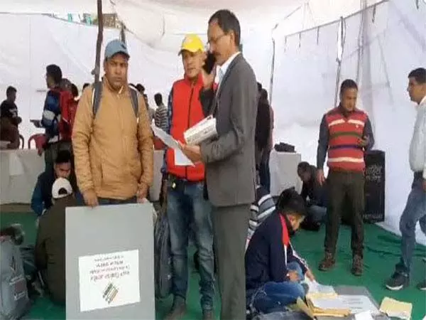 लोकसभा चुनाव के लिए चमोली में घर से वोट सुविधा लागू करने के लिए रवाना किए गए मतदान दल