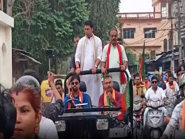 लोकसभा चुनाव: पश्चिम त्रिपुरा से भाजपा उम्मीदवार बिप्लब देब ने बारिश के बीच बनमलीपुर में बाइक रैली में भाग लिया