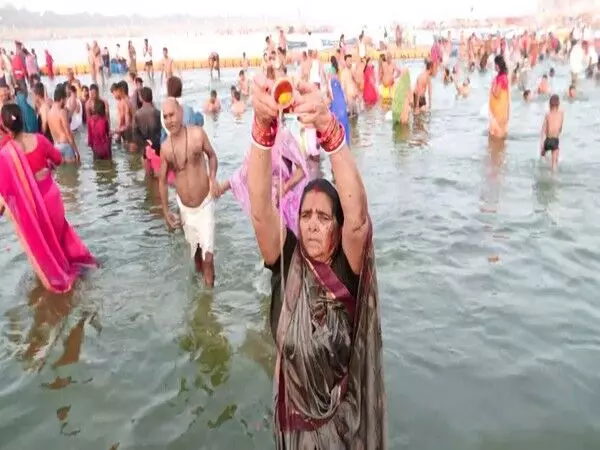 श्रद्धालुओं ने गंगा नदी में लगाई पवित्र डुबकी; प्रयागराज में सोमवती अमावस्या पर पूजा-अर्चना करें