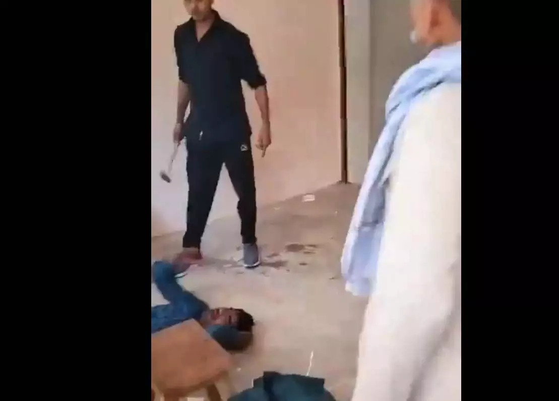 भतीजे ने चाचा पर हथौड़े से किया हमला, सिर में कील ठोकने की कोशिश, देखें LIVE वीडियो