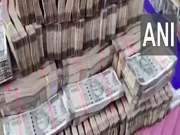 कर्नाटक पुलिस ने बल्लारी में 5.6 करोड़ रुपये नकद, 106 किलो आभूषण जब्त किए