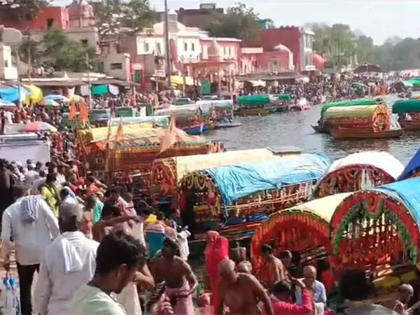 चित्रकूट में सोमवती अमावस्या पर पूजा करने के लिए भक्तों की भीड़ मंदाकिनी नदी पर उमड़ी