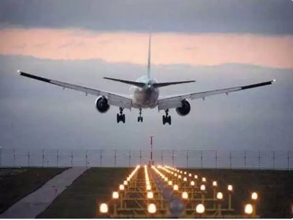अमेरिका: फ्लाइट के इंजन का कवर गिरने से ह्यूस्टन जा रहे विमान को वापस डेनवर लौटना पड़ा, जांच शुरू की गई