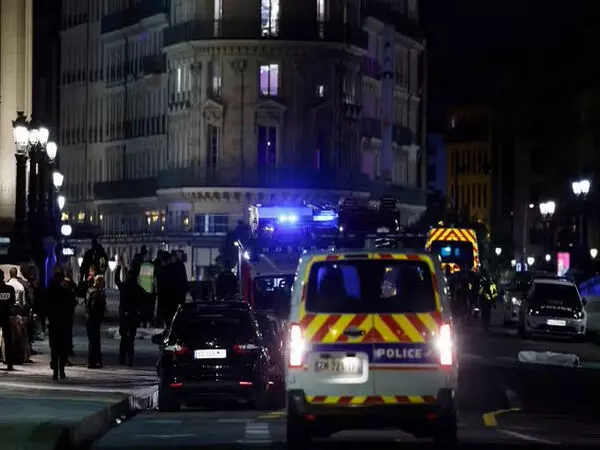 पेरिस अपार्टमेंट बिल्डिंग में विस्फोट के बाद आग लगने से तीन की मौत
