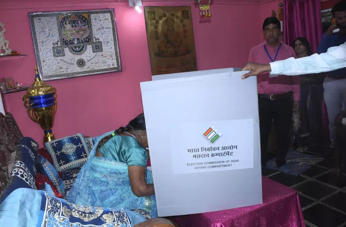 घर में मतदान की सुविधा पाकर भावुक हुई विजया देवी