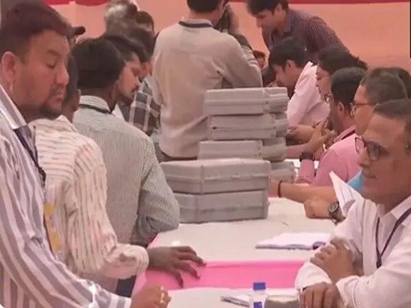 लोकसभा चुनाव: अहमदाबाद में मतदान दलों को वितरित की गईं ईवीएम