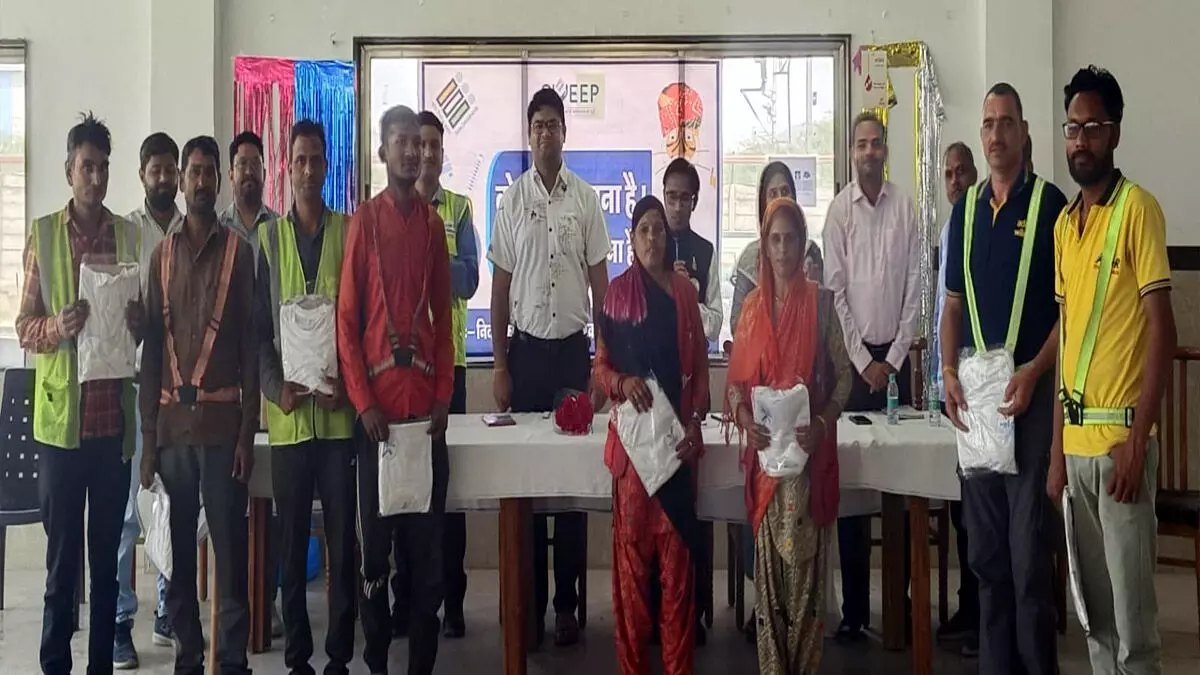 मजदूर संगोष्ठी व प्रश्नोत्तरी प्रतियोगिता के भव्य आयोजन हुआ  महिला पुरुषों ने समझा वोट का महत्व