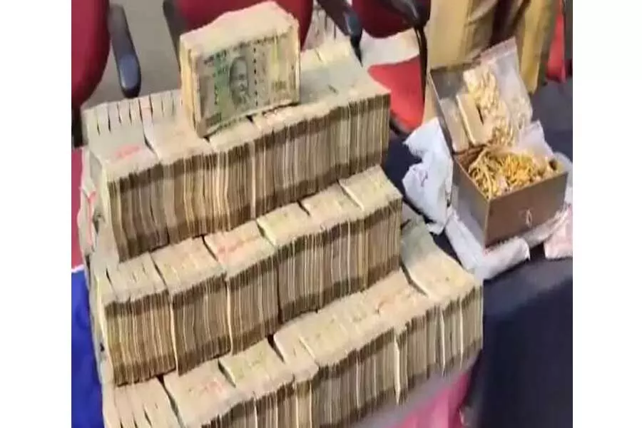 106 किलो सोना, नकदी जब्त; पुलिस को हवाला लेनदेन का शक