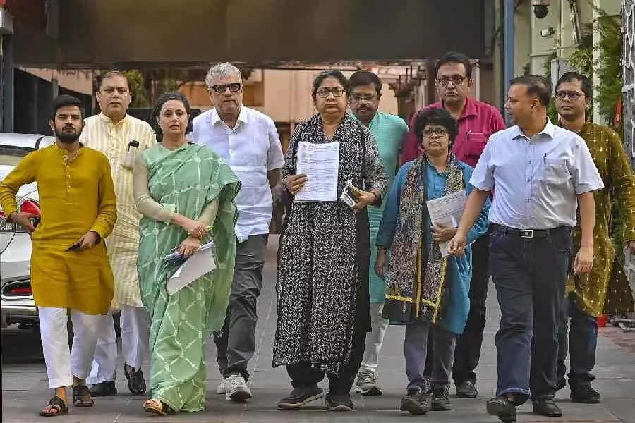 चुनाव आयोग कार्यालय के बाहर धरना दे रहे तृणमूल कांग्रेस के नेताओं को दिल्ली पुलिस ने हिरासत में लिया
