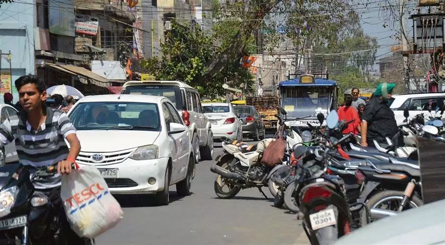 लुधियाना के बाज़ार पार्किंग की समस्या से जूझ रहे, आगंतुक प्रभावित हुए