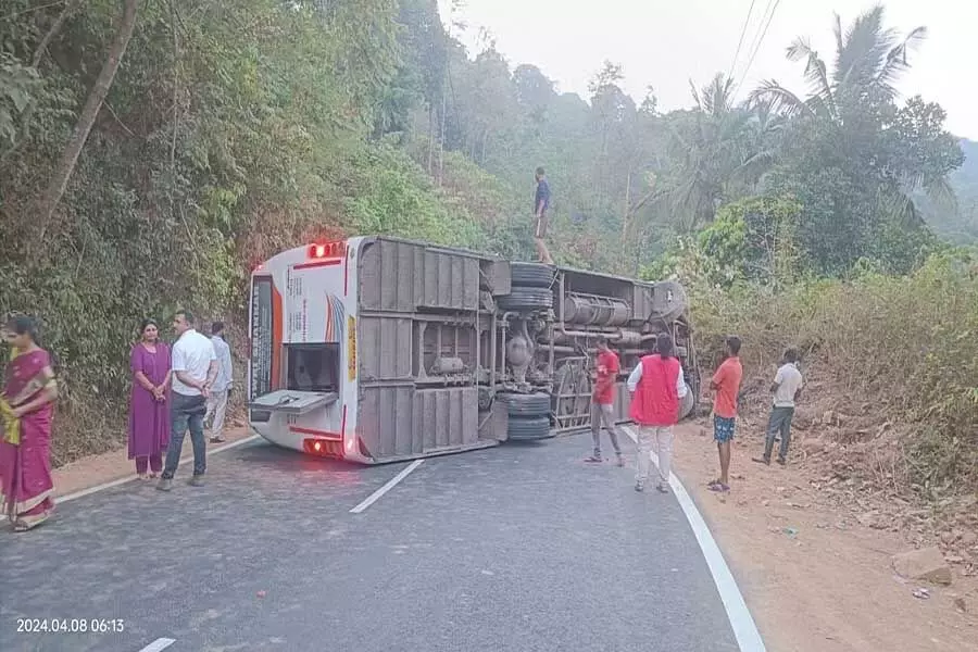 मैसूर-मंगलुरु राजमार्ग पर बस पलटने से दो घायल