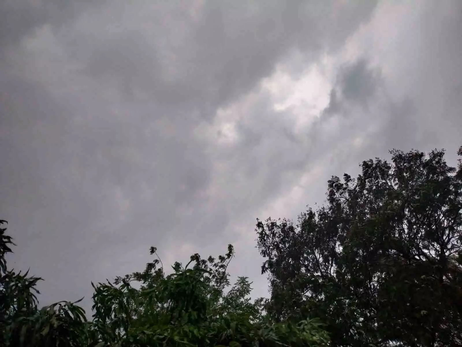 रायपुर में तेज बारिश शुरू, गरज-चमक के साथ बदला मौसम