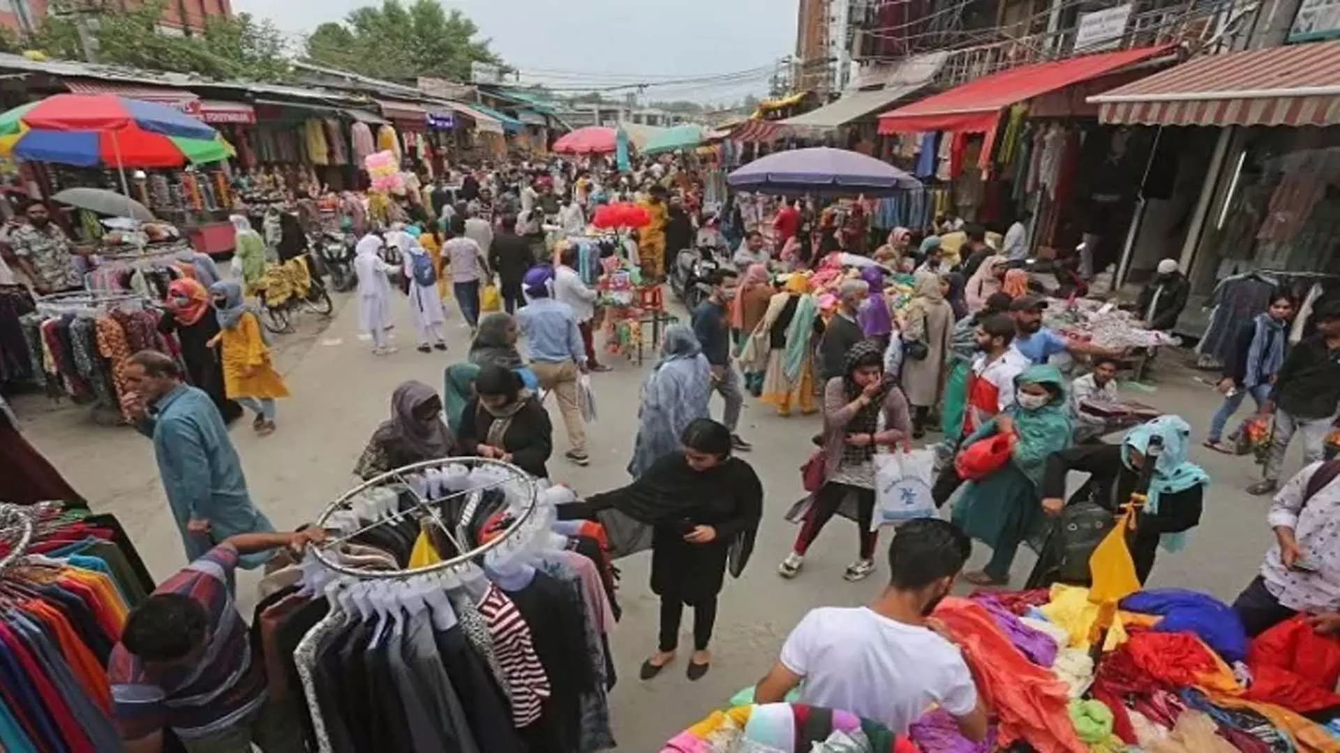 ईद-उल-फितर से पहले बाजारों में खरीदारों की भीड़ उमड़ी