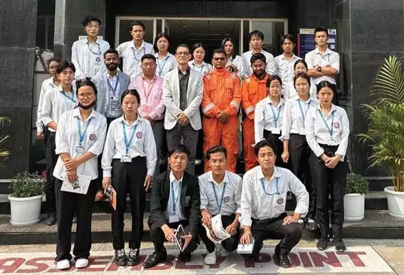 डीबीसी के छात्रों ने आईओसीएल के दोईमुख डिपो का दौरा किया