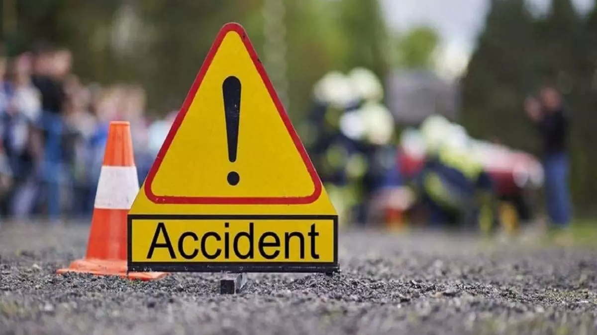 Accident: सड़क दुर्घटना में पांच की मौत, कार बस से टकराई